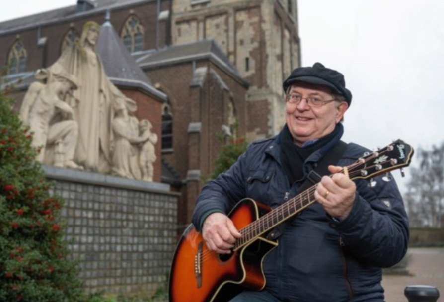 𝗭𝗘𝗡𝗚𝗘𝗥 &amp; 𝗟𝗘𝗘𝗗𝗝𝗘𝗦𝗦𝗝𝗥𝗜𝗘𝗩𝗘𝗥 𝗕𝗘𝗡 𝗘𝗥𝗞𝗘𝗡𝗦 𝗜𝗡 𝗚𝗟𝗔𝗔𝗭𝗘 𝗛𝗢𝗘𝗦 𝗚𝗘𝗟𝗔𝗘𝗡
Ben Erkens (70) wonend in Awt-Gelaen kump op zaoterdig 17 december nao t' Glaaze Hoes op de mert in Gelaen en zunk onger angere t' Gelaens volksleed.

#glazenhuisgeleen