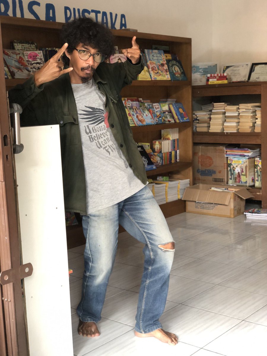 adionooo's tweet photo. rakyat gak butuh gedung perpus tertinggi di dunia atau dilayani dengan berseragam rapi. rakyat butuh buku selalu ada dan mudah dicari.... https://t.co/OQGYq43FIL