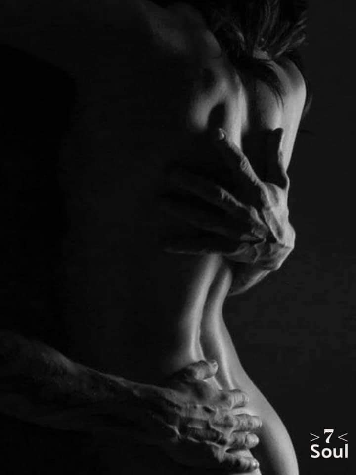 Freeman56551633's tweet photo. Ci sono cose che dovrebbero durare all’infinito, come le mani di un uomo 
sulla schiena di una donna…. https://t.co/bHipm39W7s