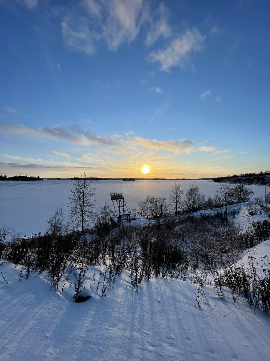 Hello Minister <a href="/NeilLumsdenMPP/">Neil Lumsden</a> please follow us on Twitter to see the good things we are doing to promote tourism in Northwestern Ontario! Here’s a shot of recently frozen over Lake of the Woods. #sunsetcountry #DiscoverON