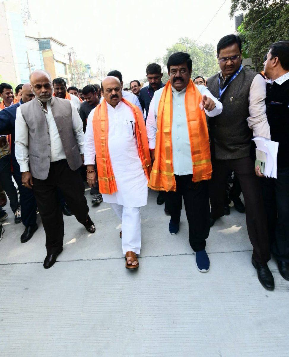 Janaparadwani's tweet photo. ಮುಖ್ಯಮಂತ್ರಿ  ಬಸವರಾಜ ಬೊಮ್ಮಯಿ ಅವರು ಇಂದು ಬೆಂಗಳೂರಿನ  ಸಿ ವಿ ರಾಮನ್ ನಗರದಲ್ಲಿ ನೂತನ ತಂತ್ರಜ್ಞಾನ ಬಳಸಿ ನಿರ್ಮಾಣ ಮಾಡಿರುವ ರಾಪಿಡ್ ರಸ್ತೆಯನ್ನು ಉದ್ಘಾಟನೆ ಮಾಡಿದರು. 
ಈ ಸಂದರ್ಭದಲ್ಲಿ ಲೋಕೋಪಯೋಗಿ ಸಚಿವರಾದ ಸಿ.ಸಿ ಪಾಟೀಲ್, ಸಿವಿ ರಾಮನ್ ನಗರ ಶಾಸಕ ಎಸ್ ರಘು ಹಾಜರಿದ್ದರು. @BSBommai @BJP4Karnataka https://t.co/zQ2Y83S7MX