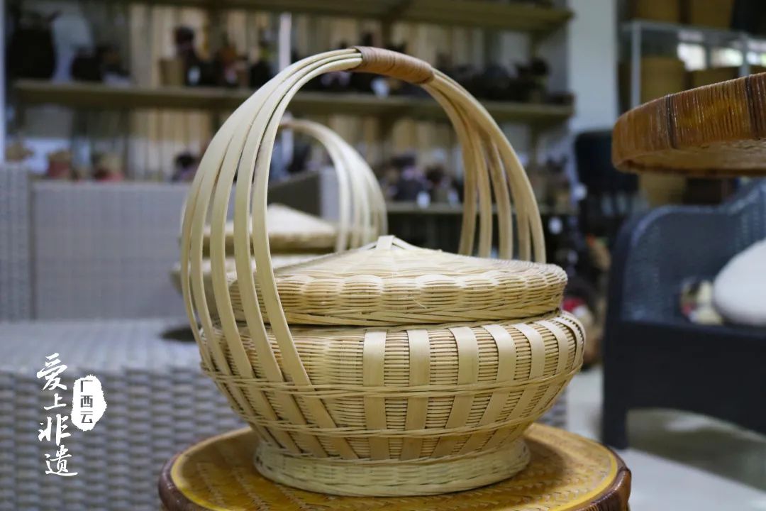DiscoverGuangxi's tweet photo. Binyang County in #Guangxi has a long #history of bamboo weaving.
Bamboo strips are woven into daily necessities or decorations by the skillful hands, which not only provides convenience for people's life, but also gives people beautiful enjoyment.
#HelloBamboo #GoodbyePlastic https://t.co/bQ0hCfw9XS