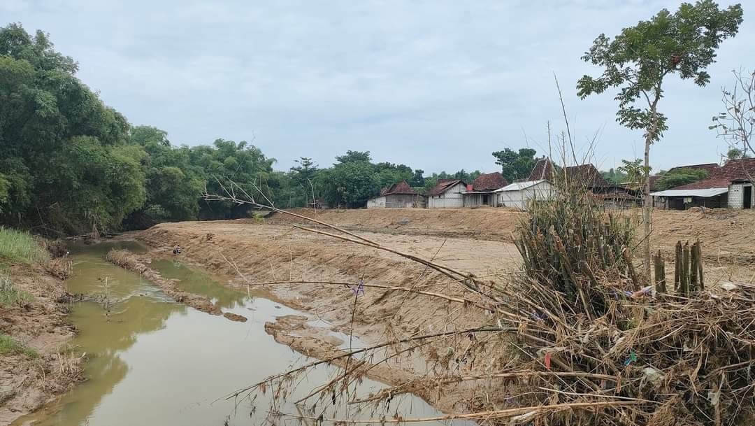 Mochamad Hanies Cholil (@gushanies) on Twitter photo Mengecek hasil normalisasi sungai di wilayah Desa Kedungtulup dan rencana pengerukan sedimen di areal Bendung Kedungsapen Desa Jatihadi Kecamatan Sumber. Ikhtiar agar daerah ini aman dari banjir.
#MHCB
<a href="/BPBD_Rembang/">BPBD Rembang</a>
<a href="/kominforembang/">Dinas Komunikasi dan Informatika Kabupaten Rembang</a>
<a href="/rembangkab/">Pemkab Rembang</a> Mengecek hasil normalisasi sungai di wilayah Desa Kedungtulup dan rencana pengerukan sedimen di areal Bendung Kedungsapen Desa Jatihadi Kecamatan Sumber. Ikhtiar agar daerah ini aman dari banjir.
#MHCB
<a href="/BPBD_Rembang/">BPBD Rembang</a>
<a href="/kominforembang/">Dinas Komunikasi dan Informatika Kabupaten Rembang</a>
<a href="/rembangkab/">Pemkab Rembang</a>