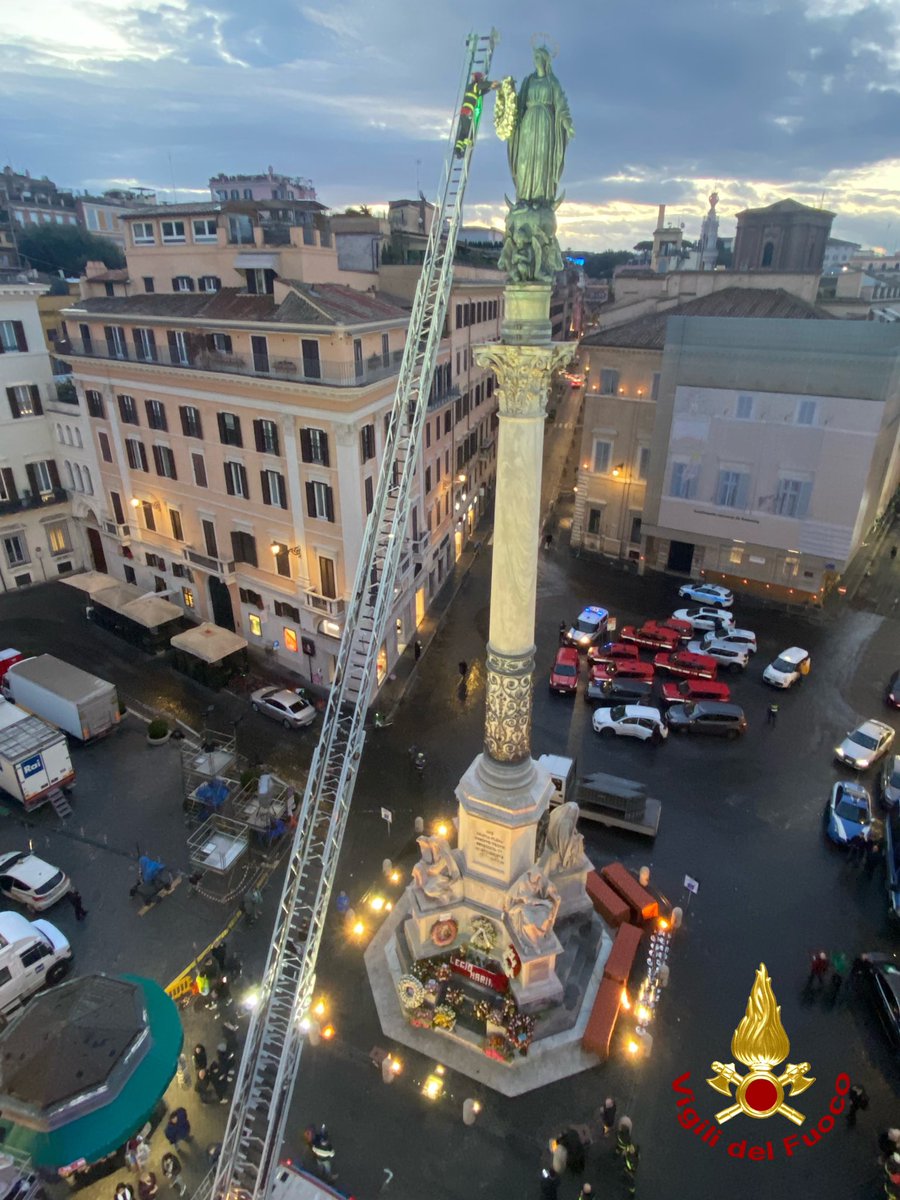 L’omaggio floreale alla statua della Madonna in piazza di Spagna, una tradizione per i #vigilidelfuoco per celebrare l’#Immacolata. Stamattina la cerimonia a #Roma, presenti il capo Dipartimento Lega e capo del Corpo Parisi

#8dicembre