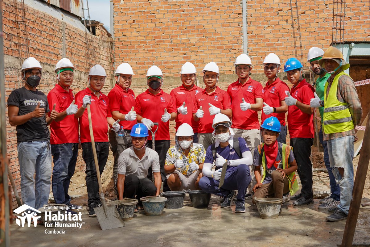 HabitatCambodia's tweet image. 30 Northbridge International School Cambodia students, 30 EFG Cambodia employees, community people and the Habitat Cambodia team spent their weekends together building a new house, painting 4 houses, conducting hygiene awareness, and cleaning up the community.