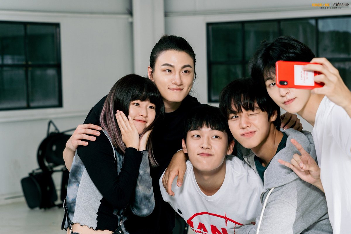 weakhero06's tweet photo. 이 단체사진 뜰 때마다 고함 지르는 중임 https://t.co/PKDoatAiZO