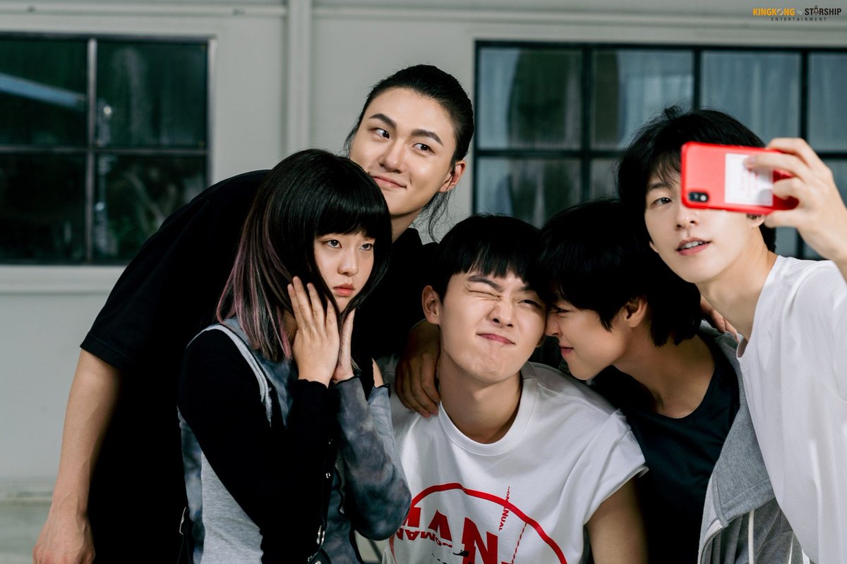 weakhero06's tweet photo. 이 단체사진 뜰 때마다 고함 지르는 중임 https://t.co/PKDoatAiZO