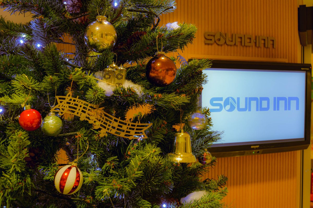 SoundInnStudios's tweet photo. 本年もクリスマスツリーの飾りつけを行い、ロビーに展示いたしました。
コロナ禍が続く中ではございますが、皆様にささやかながらクリスマス気分を楽しんでいただけましたら幸いです。 https://t.co/cHmmd37hPN