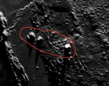 nitsudima's tweet photo. @ThePlanetaryGuy @NASA_Orion Wut? How tall and skinny are these? They are casting some impressive shadows. https://t.co/ufr1TjRZqy
