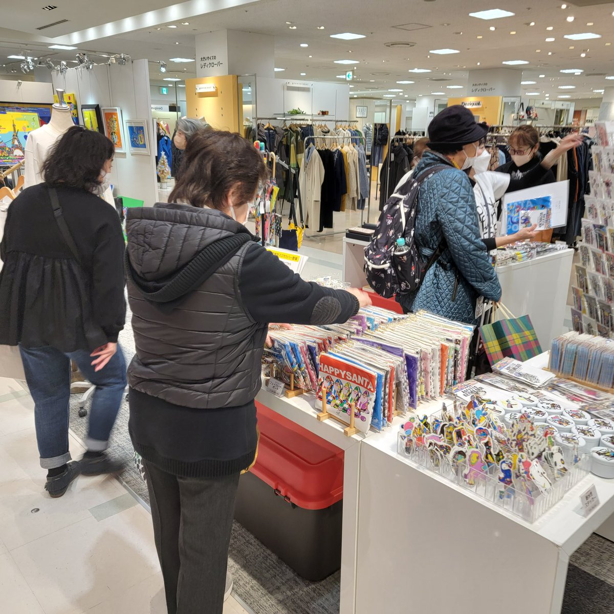 hatapopworks's tweet photo. 昨日より開催
【ハタヤママサオポップアートクリスマス展】
初日より賑わっております✨✨

たくさんの方お待ちしてます🎵

伊勢丹立川店3階
12/7→13まで https://t.co/EvNGTKwQPI