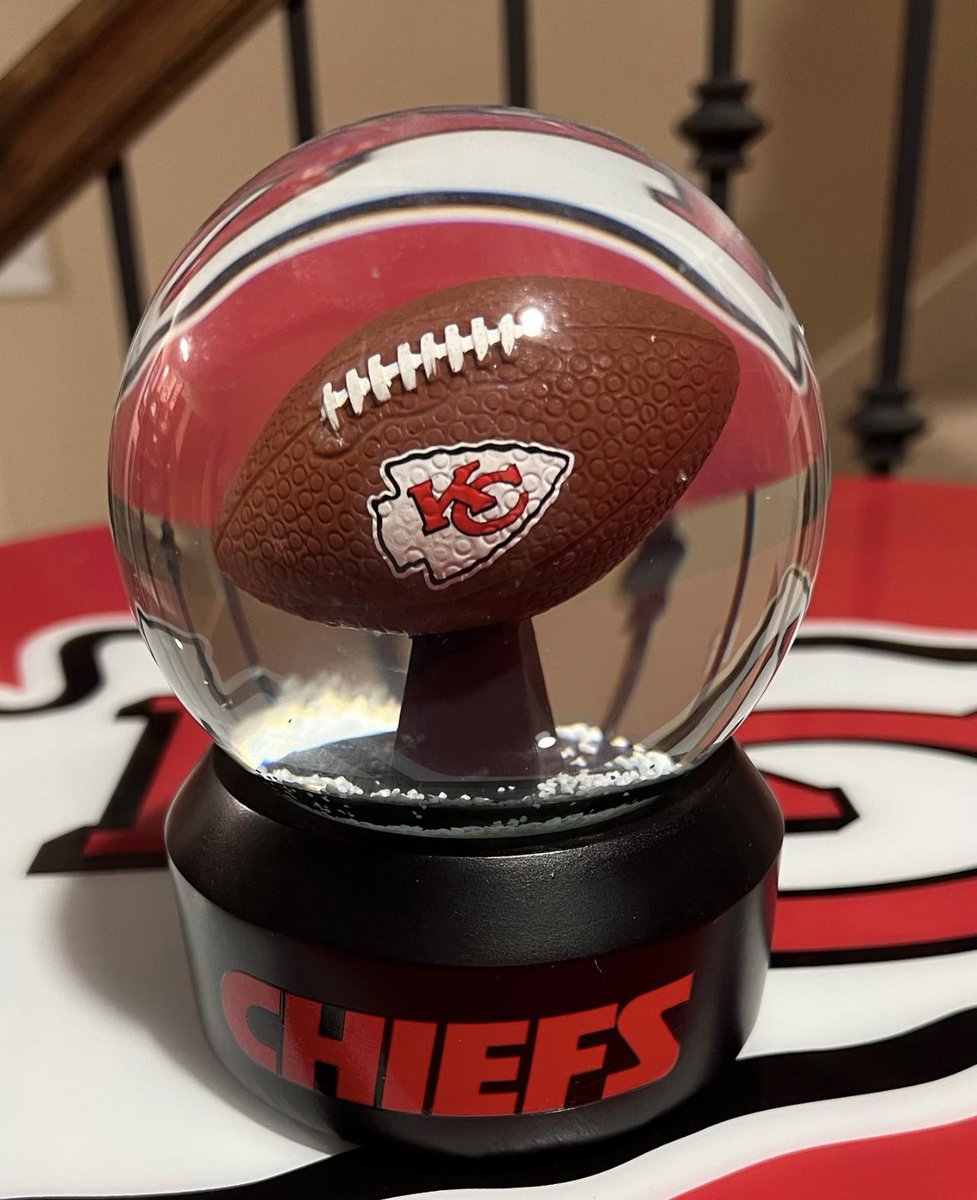 Farzin21's tweet photo. 🎄GIVEAWAY TIME 🎄

I’m giving away a Chiefs snow globe

Follow/RT to enter for a chance to win!

Winner must be in the US to enter and win. Winner will be announced next Wednesday, December 14 at 8 pm CT. https://t.co/00VRJId29n