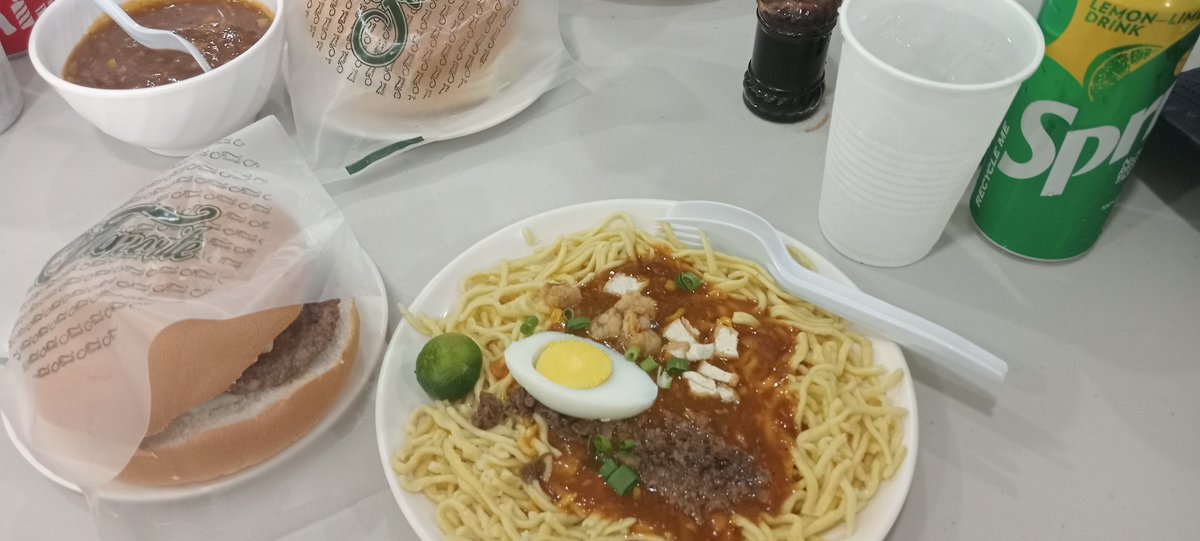LUNCh attack!!!🤣🤣😂😂(pati sa kain na laro mode na utak ko🤣😂✌️✌️)

Ayyiieeehhh...nagutom ang boy..haha..date with my ate..haha..wibwe ko daw sya😁😁😉

Lunch po😉
