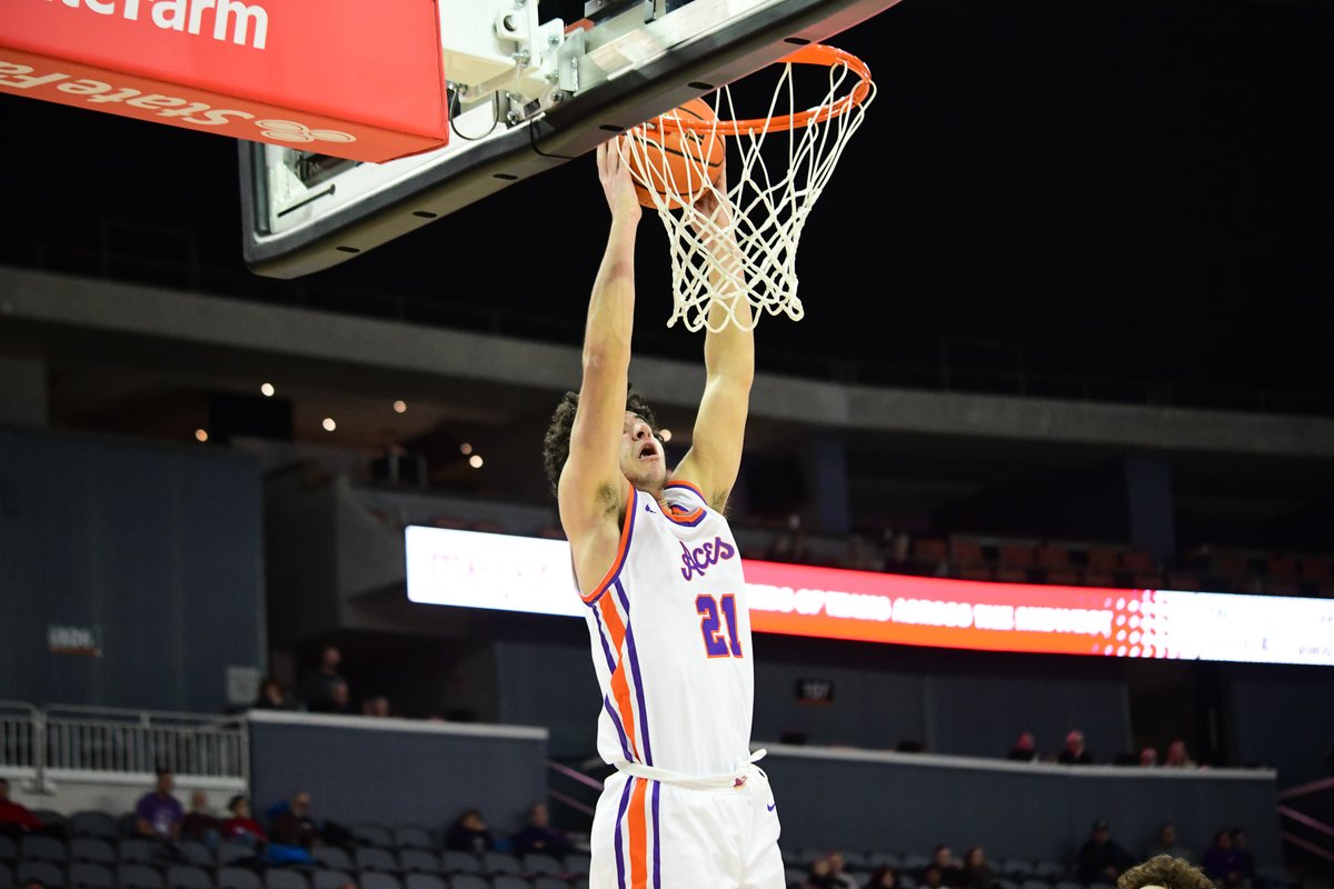 The kids can get UP! 

<a href="/born2bgreat_1/">Chris 〽️oncrief</a> &amp; <a href="/gabespinelli2/">Gabe Spinelli</a> 

⏰ 3:50 2H
🟣 56
🐫 59
🏀 #ForTheAces