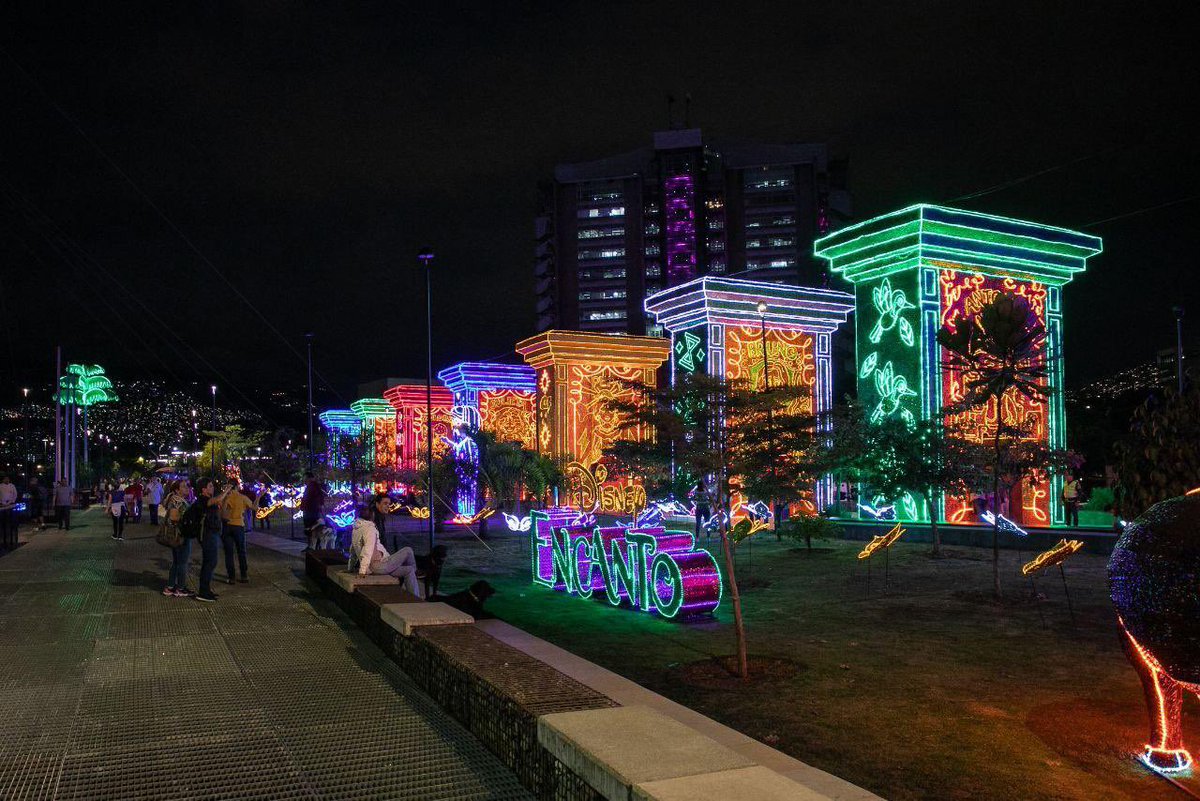 AndreeUribeM's tweet photo. Definitivamente la navidad en mi ciudad es un encanto 💕🎄

Gracias a las más de 100  madres cabeza de familia que hicieron posible que el Parque de las Luces luzca de esta manera. 🎄✨

Su esfuerzo y dedicación reflejan la identidad paisa 💪🏼
#MedellinEncantaEnNavidad https://t.co/IrSjuYzxVG