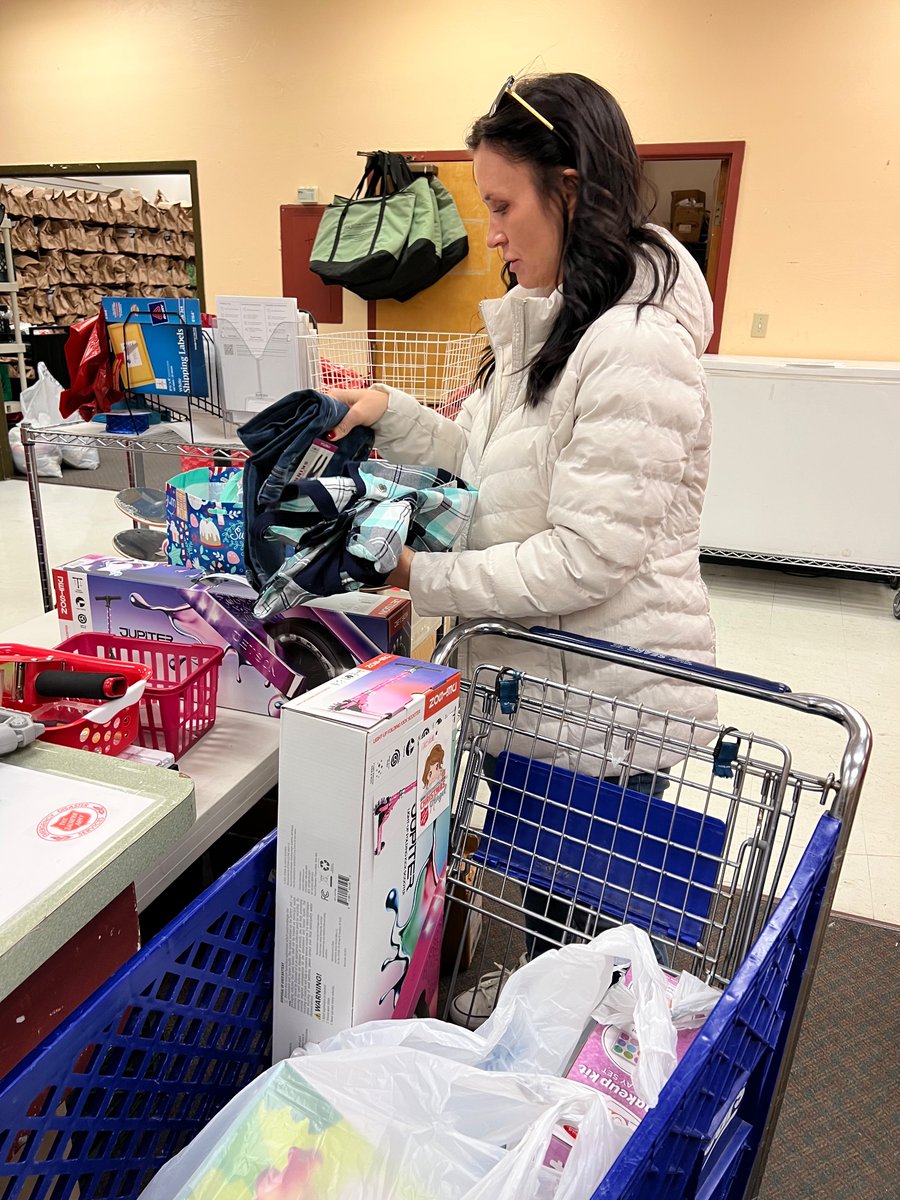 TheFlockChurch's tweet photo. Stephanie Kirkwood, Becky Toomey-Sanchez and Lisa dropped off #paperangels gifts and @JimmyWayne‘s #WalkToBeautiful books for the foster teens to The Salvation Army Prescott Corps today.

Just a reminder the deadline to drop off gifts is December 16th. https://t.co/dtmpiPlpSm