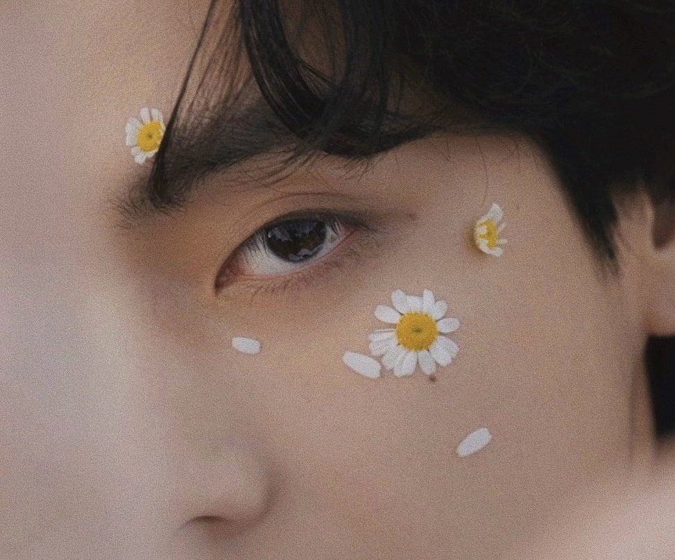 tetebearluv's tweet photo. My very veautiful flower boy V https://t.co/7iL83dQxS8