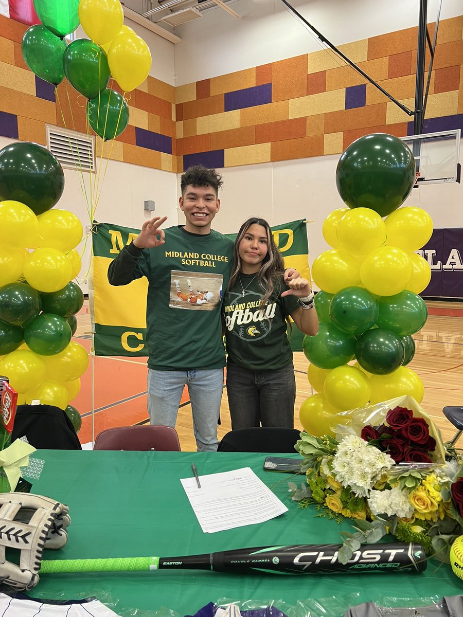 angelina lara🦕 tweet media