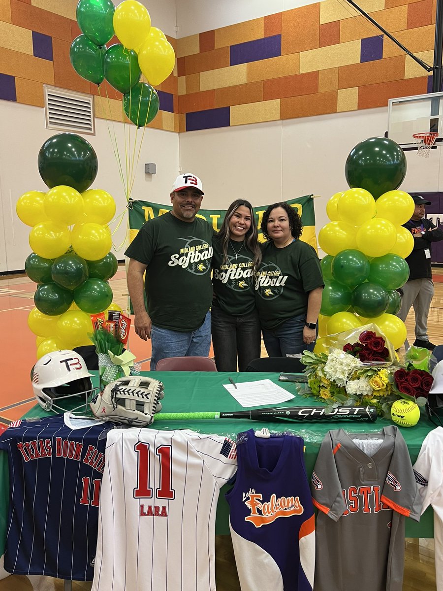 angelina lara🦕 tweet media