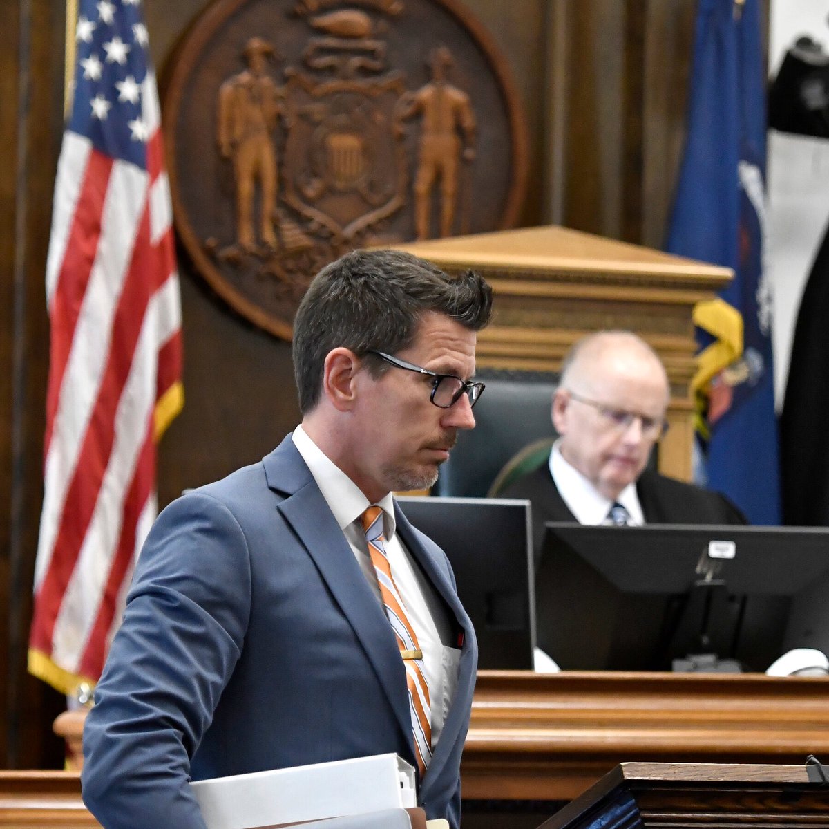 Манай Монголчууд шиг алтаар биеэ чимсэн ПРОКУРОР лав дэлхийн аль ч улсад бдаггүй юм бн😑