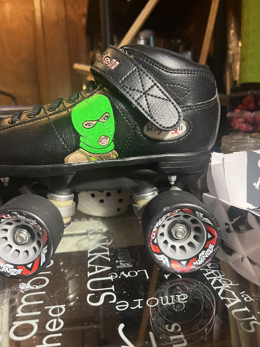 aadrriiannnap's tweet photo. Ski mask skates https://t.co/Erec7ac1mx