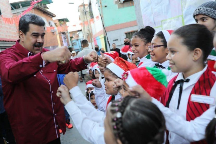 _LaAvanzadora's tweet photo. Con alegría el Barrio Los Sin Techos recibió a nuestro presidente @NicolasMaduro. 

Acompañamos al presidente en el acto con motivo del 9no. Aniversario de la Gran Misión Barrio Nuevo Barrio Tricolor, Hito 2 millones y el lanzamiento del Plan Prosperidad Social.

@MPPEDUCACION https://t.co/UPnqm9qUuf