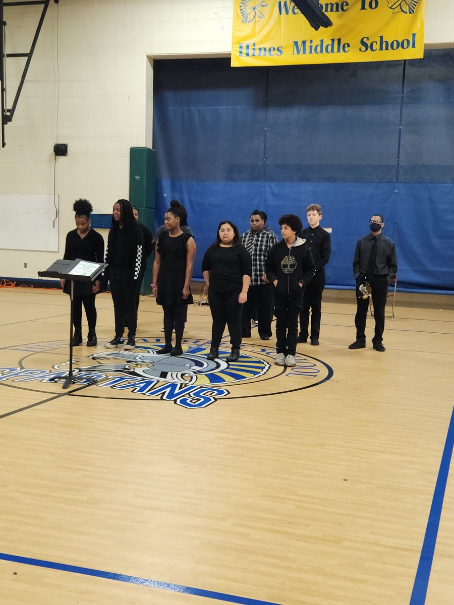 HoracettaH's tweet photo. @HinesSpartans 8th grade Chorus put us in the Holiday spirit with beautiful music. 🎵🎶🎵💙💛 @gatz_lisa @KristelEpps @Sarrington529 https://t.co/A1NXtQ9heW