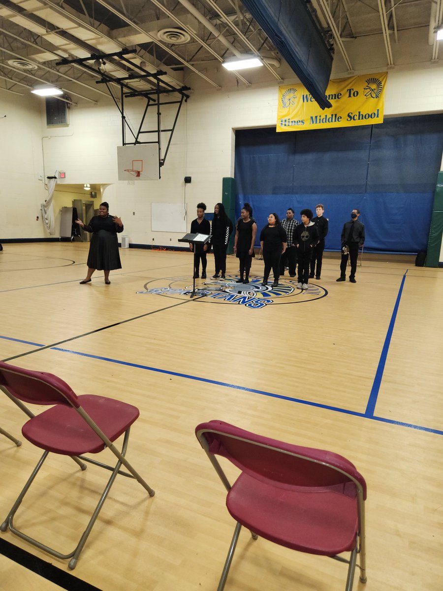 HoracettaH's tweet photo. @HinesSpartans 8th grade Chorus put us in the Holiday spirit with beautiful music. 🎵🎶🎵💙💛 @gatz_lisa @KristelEpps @Sarrington529 https://t.co/A1NXtQ9heW