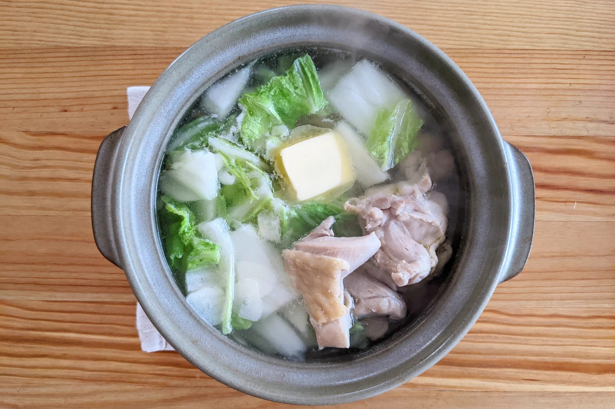 温かい料理が食べたくなるこれからの季節にぴったりそう！鶏もも肉などを使った「鍋」レシピ！