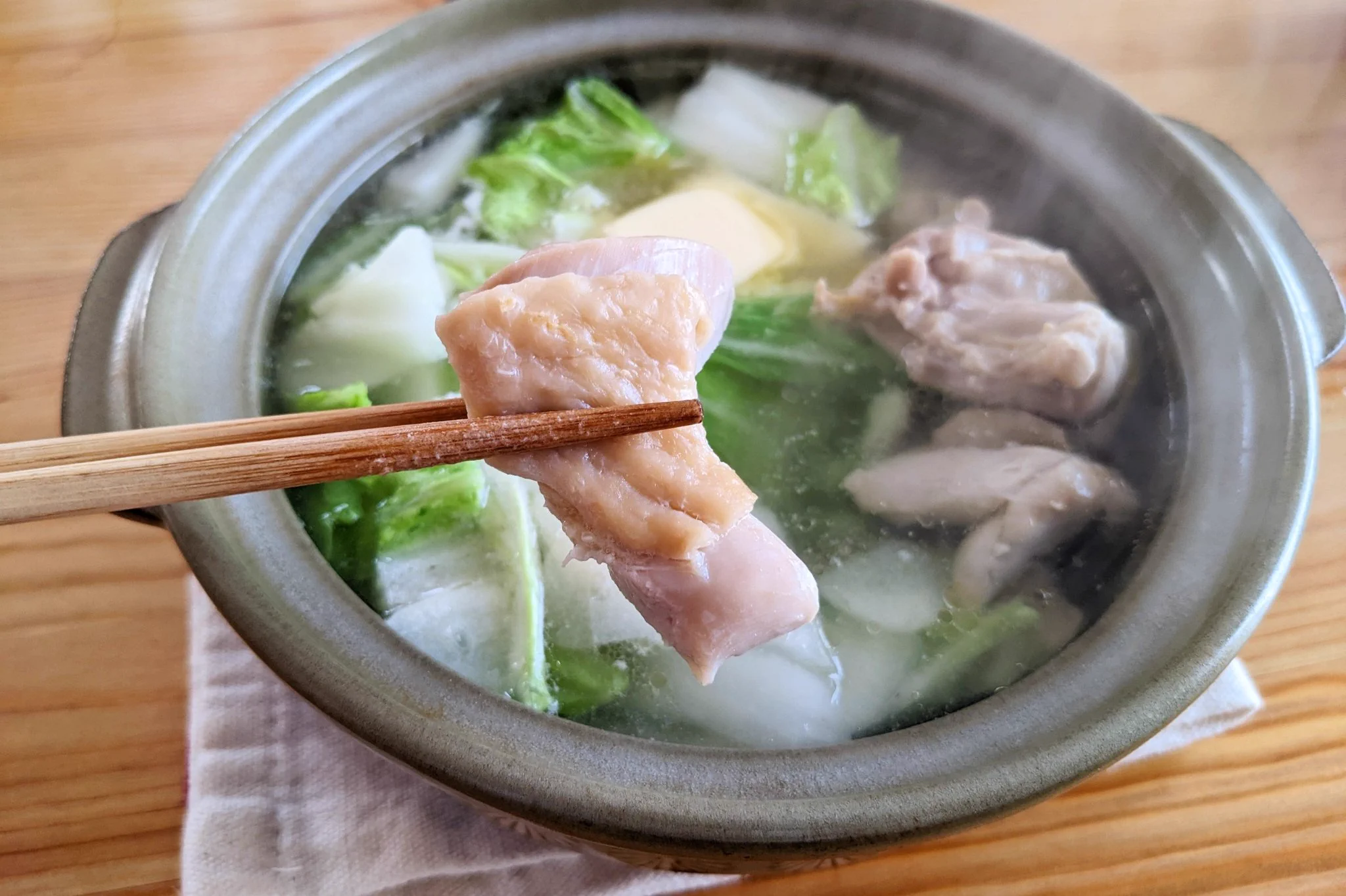 温かい料理が食べたくなるこれからの季節にぴったりそう！鶏もも肉などを使った「鍋」レシピ！