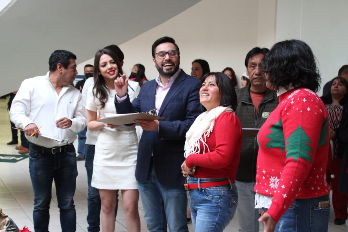 Jesusls2020's tweet image. Esta noche acompañé a Rubén López Valdez al #EncendidodelÁrbol en las instalaciones del @COBAEH_HGO . Fue un honor ser parte del jurado del #ConcursodePiñatas2022. Gracias a todas y todos los asistentes, por acompañarnos a disfrutar juntos de esta tradición. #NavidadHidalgo.