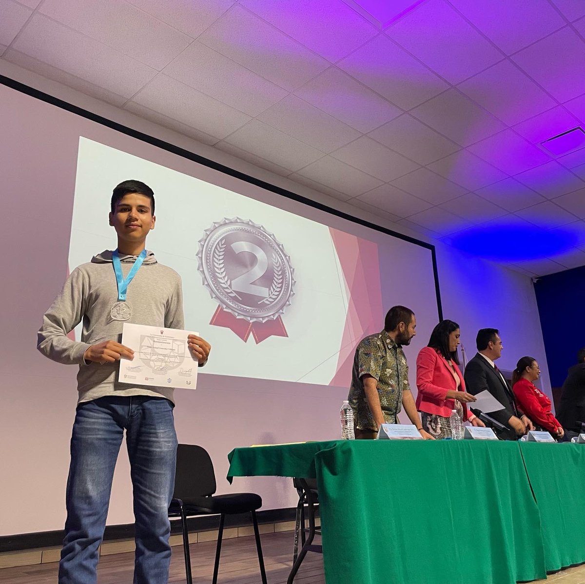 PrepaArenal's tweet photo. El día de hoy nuestros estudiantes Diego Ismael González Villegas y Caren Arely Salinas Ballesteros, fueron reconocidos con el segundo y tercer lugar, respectivamente, en la Olimpiada Universitaria de Matemáticas del @sems_udg  @udg_oficial 🏆👏🏽
@rvillanueval @CesarBarbaD https://t.co/gTWgB0K7Qq