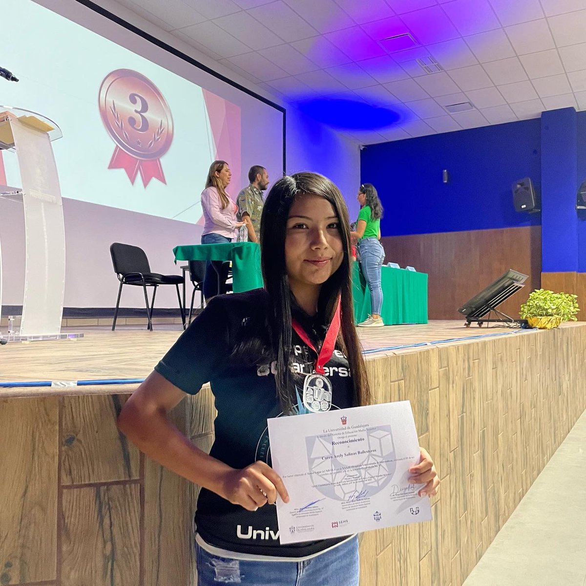 PrepaArenal's tweet photo. El día de hoy nuestros estudiantes Diego Ismael González Villegas y Caren Arely Salinas Ballesteros, fueron reconocidos con el segundo y tercer lugar, respectivamente, en la Olimpiada Universitaria de Matemáticas del @sems_udg  @udg_oficial 🏆👏🏽
@rvillanueval @CesarBarbaD https://t.co/gTWgB0K7Qq