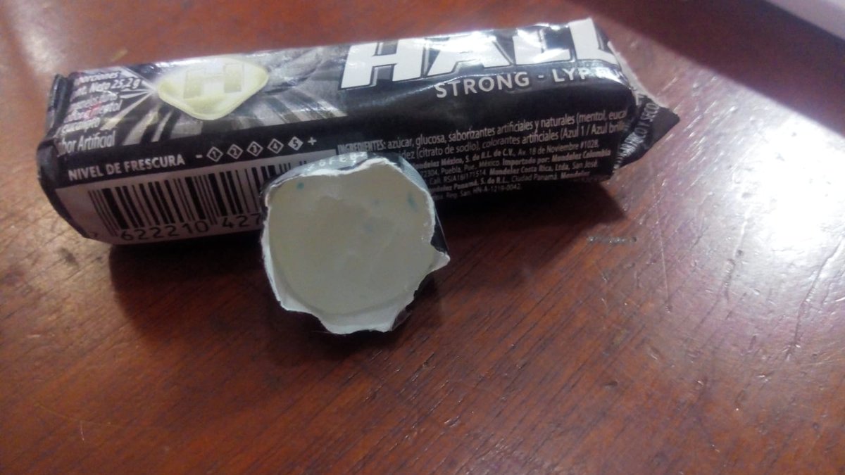 CelysSuarez's tweet photo. @HallsColombia me salió un halls sin su bolsita individual 🤪🤭 https://t.co/3PjdC056rn