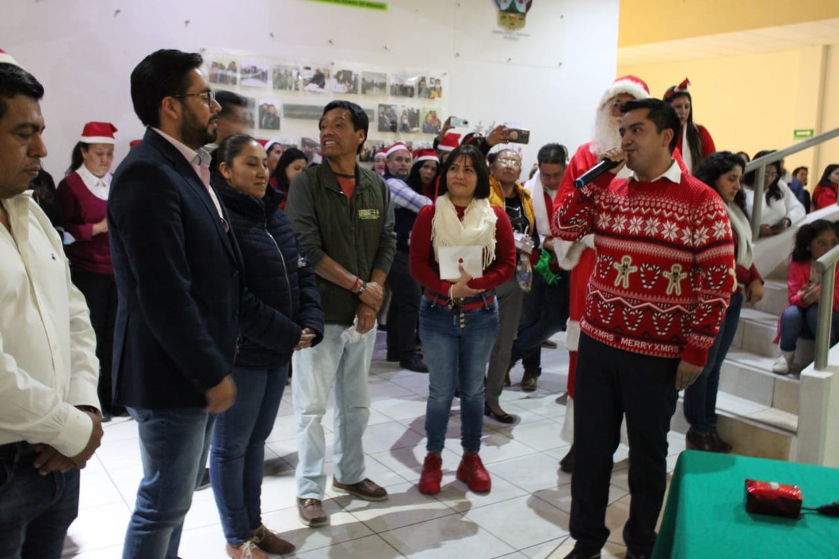 Jesusls2020's tweet image. Esta noche acompañé a Rubén López Valdez al #EncendidodelÁrbol en las instalaciones del @COBAEH_HGO . Fue un honor ser parte del jurado del #ConcursodePiñatas2022. Gracias a todas y todos los asistentes, por acompañarnos a disfrutar juntos de esta tradición. #NavidadHidalgo.