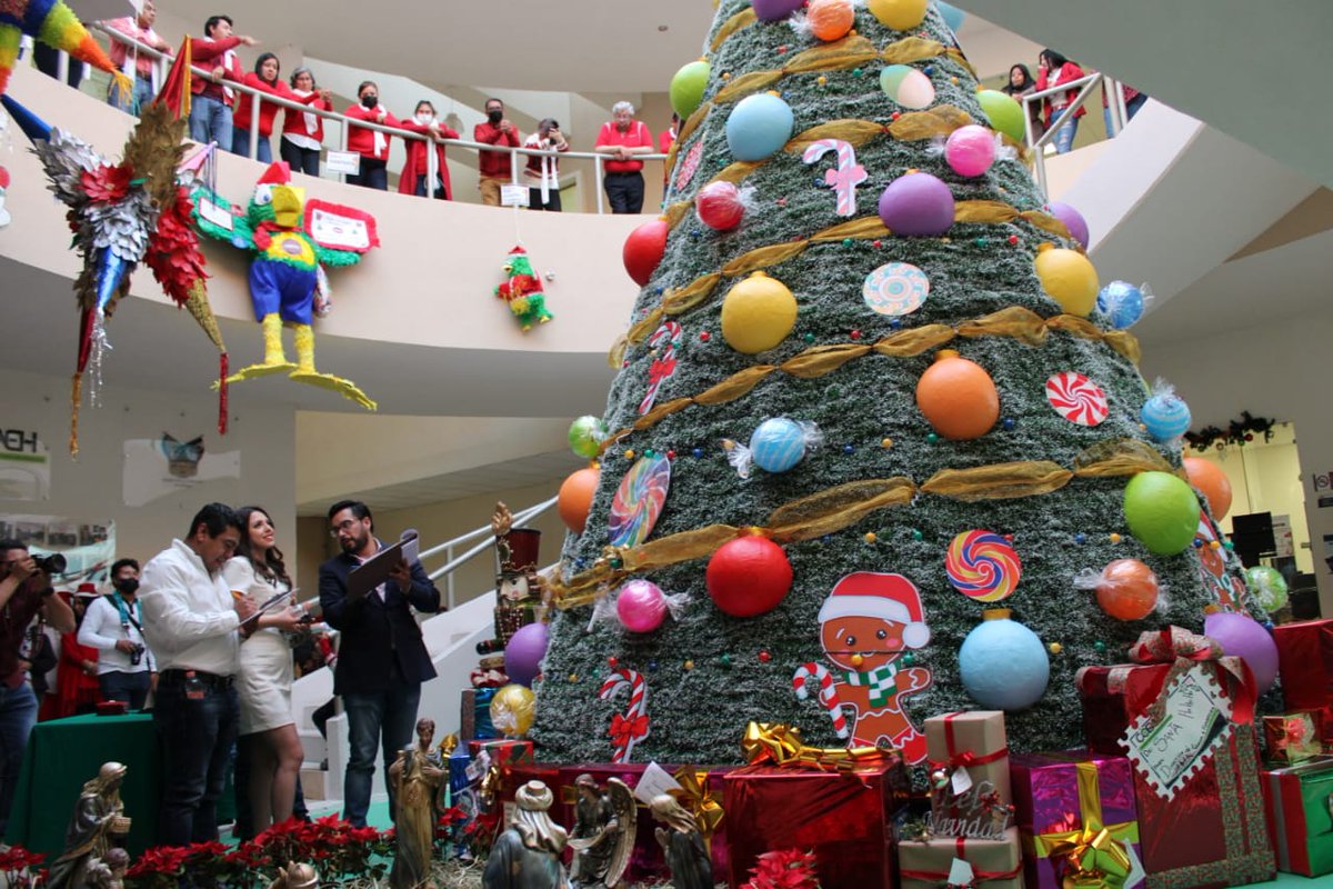 Jesusls2020's tweet image. Esta noche acompañé a Rubén López Valdez al #EncendidodelÁrbol en las instalaciones del @COBAEH_HGO . Fue un honor ser parte del jurado del #ConcursodePiñatas2022. Gracias a todas y todos los asistentes, por acompañarnos a disfrutar juntos de esta tradición. #NavidadHidalgo.