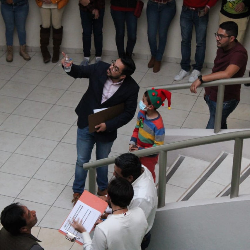 Jesusls2020's tweet image. Esta noche acompañé a Rubén López Valdez al #EncendidodelÁrbol en las instalaciones del @COBAEH_HGO . Fue un honor ser parte del jurado del #ConcursodePiñatas2022. Gracias a todas y todos los asistentes, por acompañarnos a disfrutar juntos de esta tradición. #NavidadHidalgo.