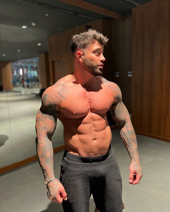 Looking at my new subscribers..  https://t.co/HscRjrsp3v https://t.co/Q30nTZmZ9l