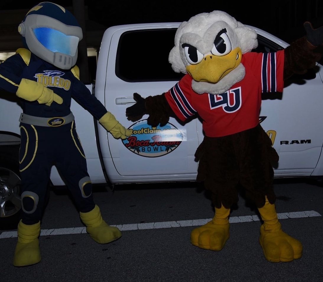Rocky and Sparky made a special guest appearance at the Boca Raton Holiday Parade🎄

If you didn’t see them tonight, get your tickets to the Bowl game to see them! roofclaimbocaratonbowl.com/ticket-info/

<a href="/LibertyFlames/">Liberty Flames</a> <a href="/LibertyFootball/">Liberty Football</a> <a href="/ToledoFB/">Toledo Football</a> <a href="/ToledoRockets/">Toledo Athletics</a>