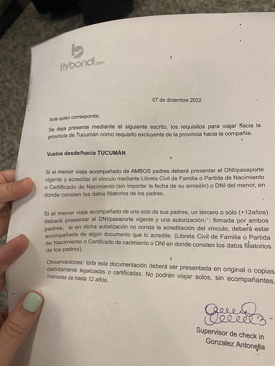 Barbarabruiz's tweet photo. Empleados que aplican leyes de vuelos internacionales a vuelos domésticos. Mal informados, una vez conseguido el permiso no nos dejaron abordar porque ya habían cerrado el scanner
No fuimos los únicos, un desastre la atención @flybondy #flybondi https://t.co/Q7ZKXcvVng