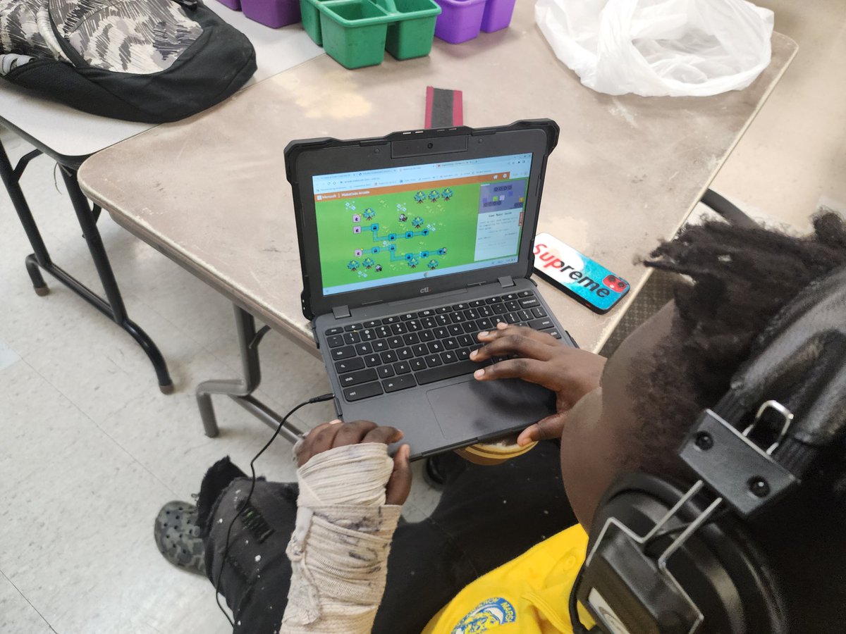 MrMaxwell1999's tweet photo. #P1 #HOC #hourofcode #CSFORALL #GIRLSWHOCODE #PAIRS #MAKERARCADE #SPACEJAMS #IOS  #HISDecoded #HISD #CHROMEOS #REINVENTTHECLASSROOM https://t.co/SevKh69i0D