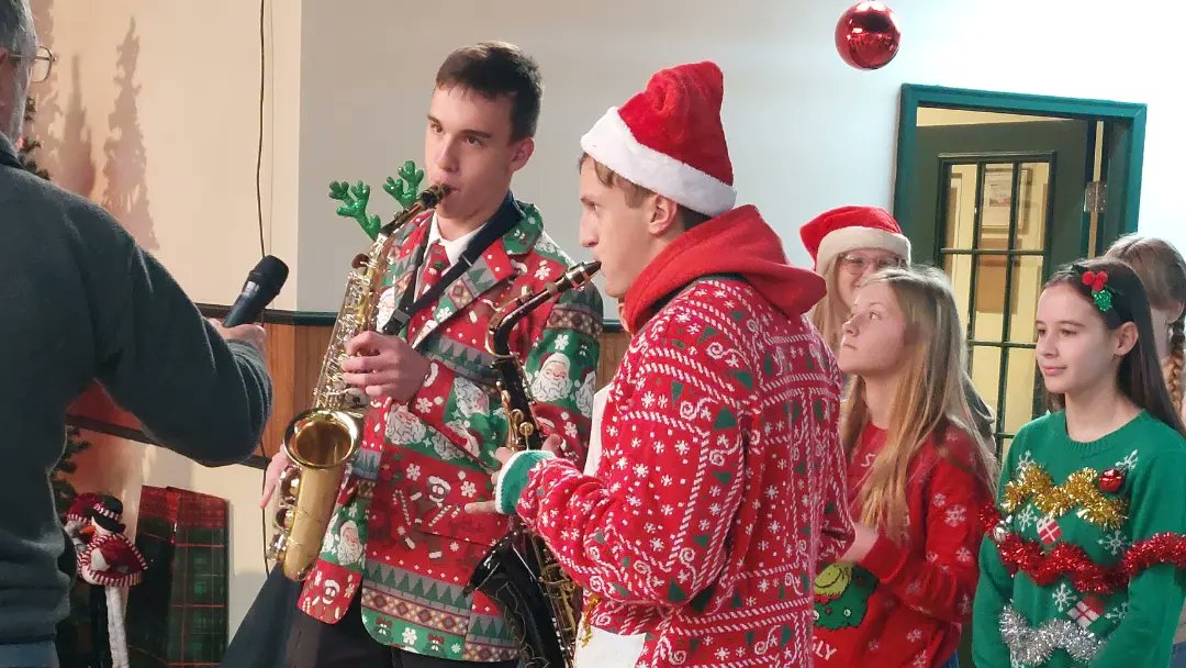 SMAHSMUSIC's tweet photo. Last week, we had a nice collaboration of High School and Middle School musicians at the Annual Make-A-Wish Fundraiser event sponsored by The River 98.9 . Band and Choir students performed songs from their upcoming concert.
#GoDutchMusic
#LevelUp https://t.co/Amp9tbZ2f0