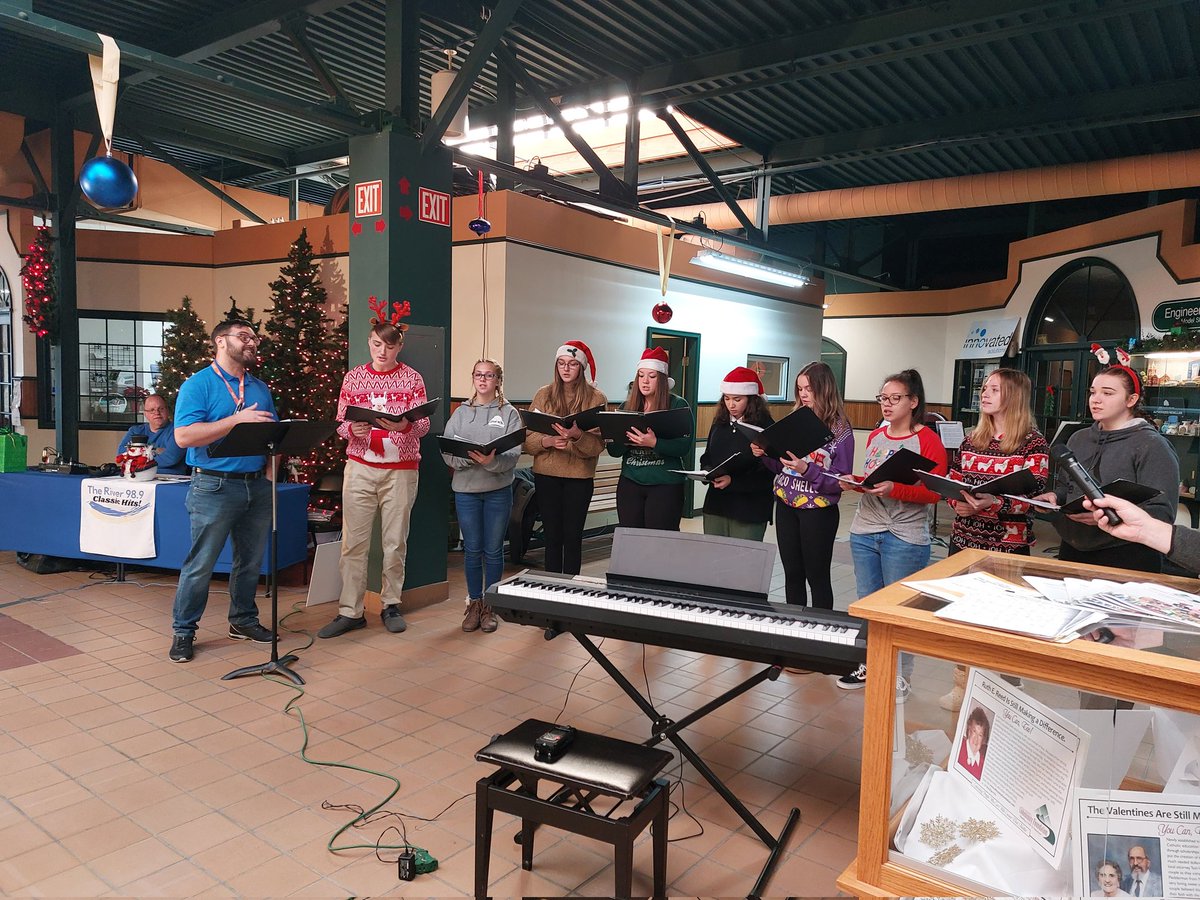 SMAHSMUSIC's tweet photo. Last week, we had a nice collaboration of High School and Middle School musicians at the Annual Make-A-Wish Fundraiser event sponsored by The River 98.9 . Band and Choir students performed songs from their upcoming concert.
#GoDutchMusic
#LevelUp https://t.co/Amp9tbZ2f0