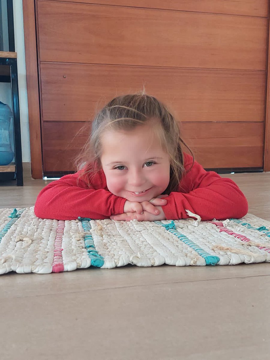 jpcartoy's tweet photo. Hoy en hockey un papa le dice al hijo por una torpeza “no seas mogolico”, mi cara se transformó de tal manera que se me acerco y me dijo “si te ofendí con algo que dije te pido disculpas”.

Agarre el celular y le mostré esta foto, le dije “ella también es mogolica”

Eduquemos pls https://t.co/eXhY5i1GrG