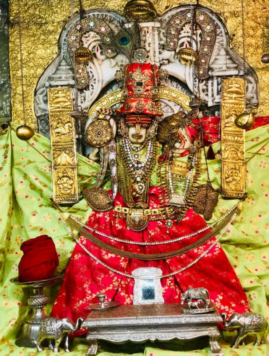 BHATIJASWNT11's tweet image. आज दिनाक8/12/22 श्री लक्ष्मी नाथ जी रा दर्शनl
छोटी छोटी खींया, छोटे छोटे बाल।
छोटो सो मेरो, मदन गोपाल।।
Like के साथ Retweet अवश्य करें जिससे अधिक से अधिक भक्तों को ठाकुर जी/ लक्ष्मी नाथ जी के दर्शन लाभ हो सके।।
जय हो जैसलमेर गद्दीपति भगवान लक्ष्मीनाथ जी।🌹🌹🌹🌹🌹🌹🌹🌹🌹🌹