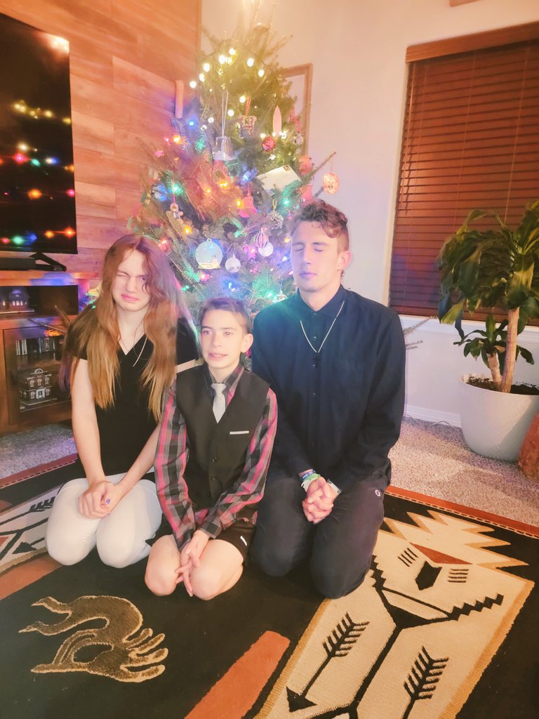 skmeier23's tweet photo. 17 years of taking Christmas photos and I think it gets harder every year🤣🥰🤷‍♀️🎅🌲 https://t.co/FcO0g8F72R