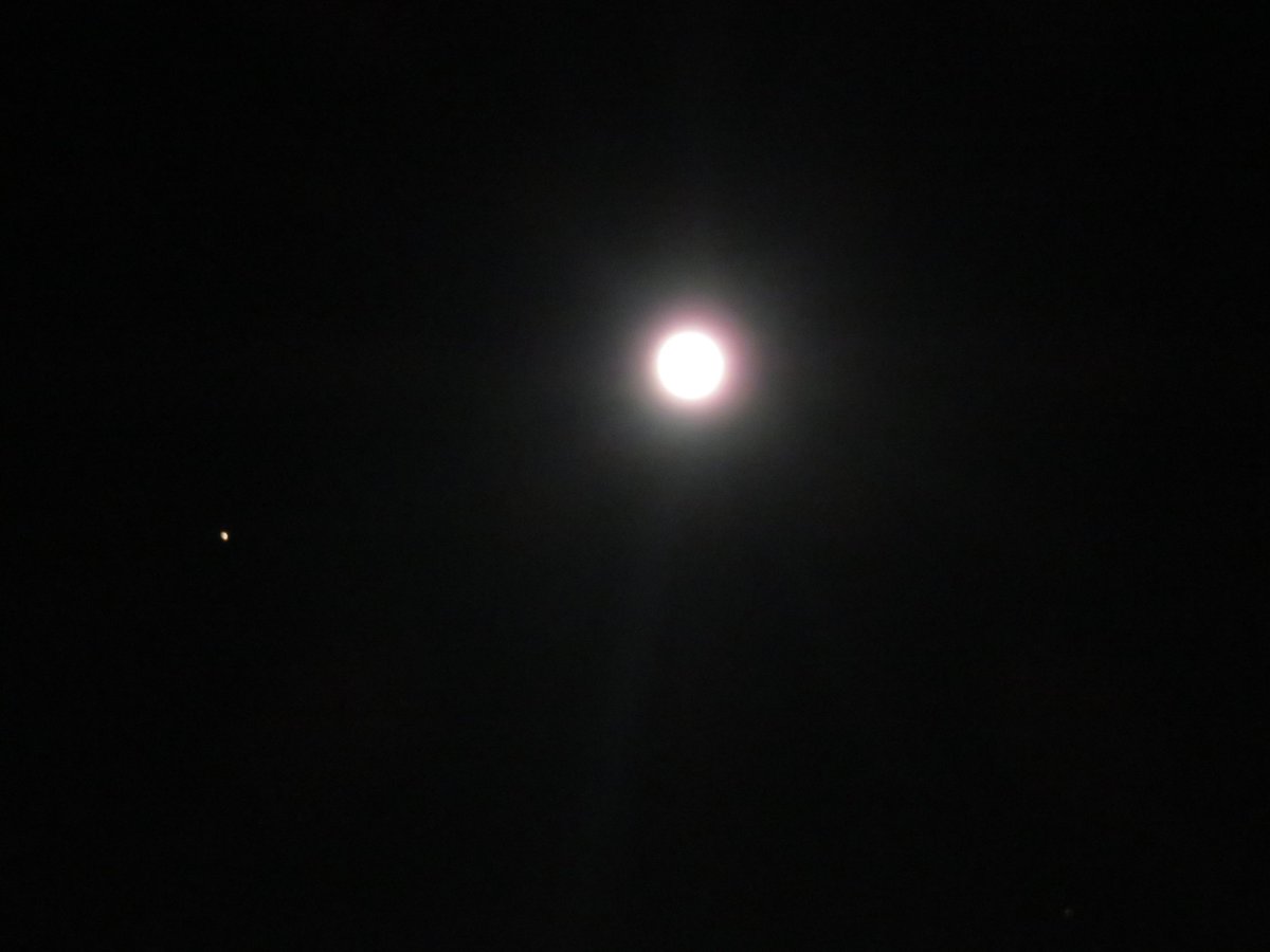 Billygpi's tweet photo. Last full moon of 2022. Nice clear night for it, Mars sitting just to the left when I took the picture. https://t.co/TEqkb1BiBu