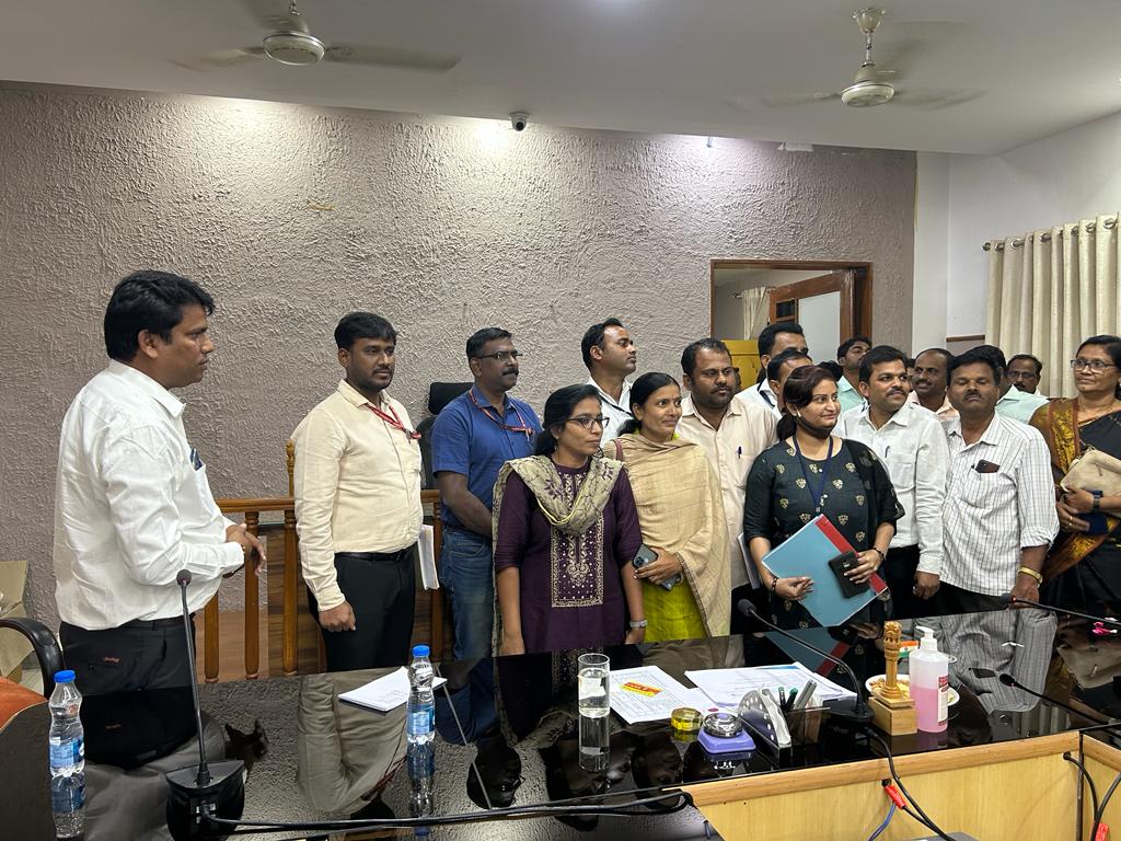 MWDKalaburagi's tweet photo. Respected Major Manivannan secretary to Social welfare and MWD visited Kalaburagi on 7.12.2022 &amp; instructed  officials that follow good Governance and ppl friendly Administration, Schemes of Dept. should reach beneficiary.
#KarnatakaMWD
@Captain_Mani72
@DOMGOK
@bhaktam2 https://t.co/eAKq4BTnla