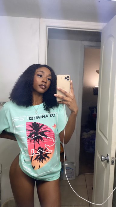 Big Tee w/ No Panties On https://t.co/XEzmkUEqNu