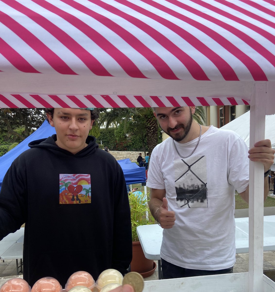mpazfrixonen's tweet photo. @PaolaMKT En el stand de algodón de azúcar! Súper rico 🍬 #CConsumidorUSFQ https://t.co/9sFxOIq9hZ