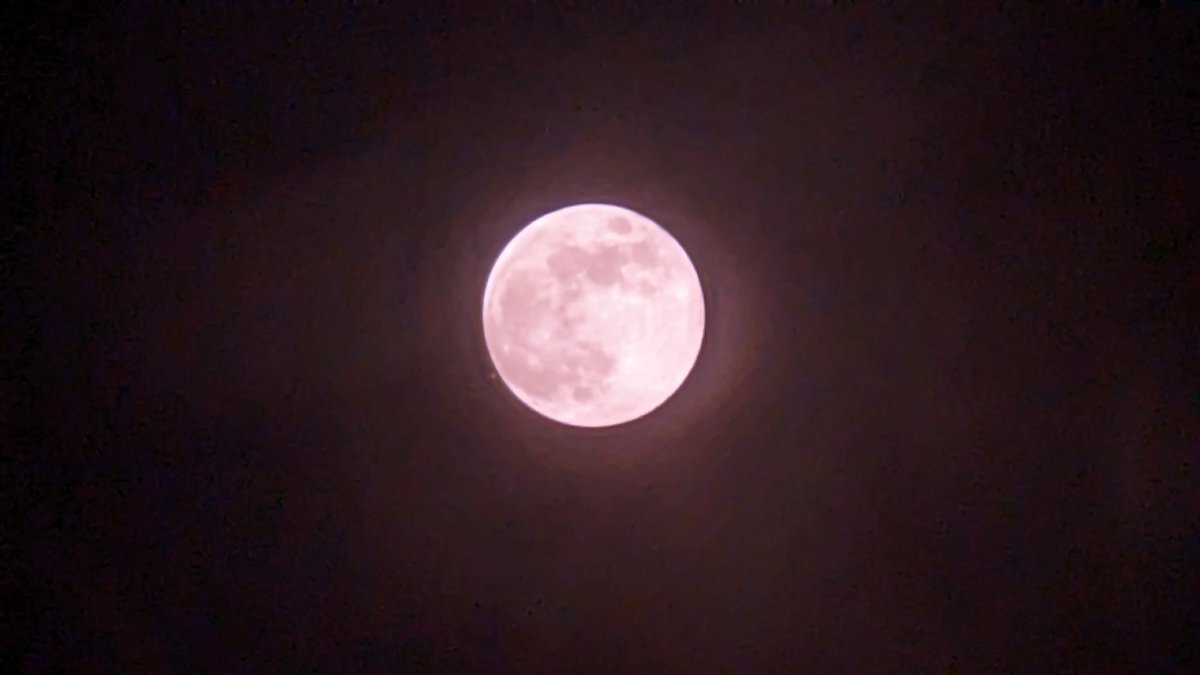 degrawj's tweet photo. @BadAstronomer This was the last half decent photo I got on the plane before Mars went behind the moon. https://t.co/ot9j8zLWA7